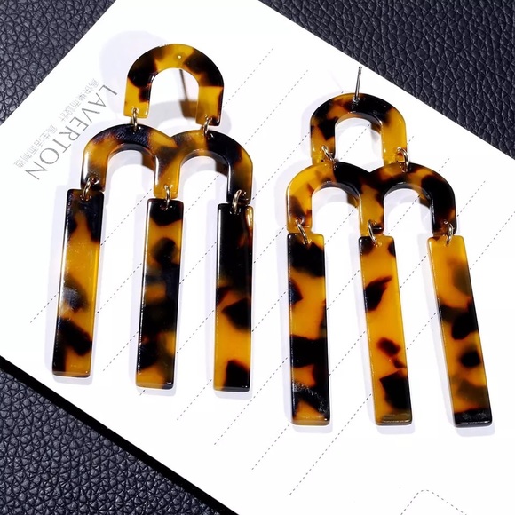 ‘Diane’ Exaggerated statement earrings - Picture 4 of 6